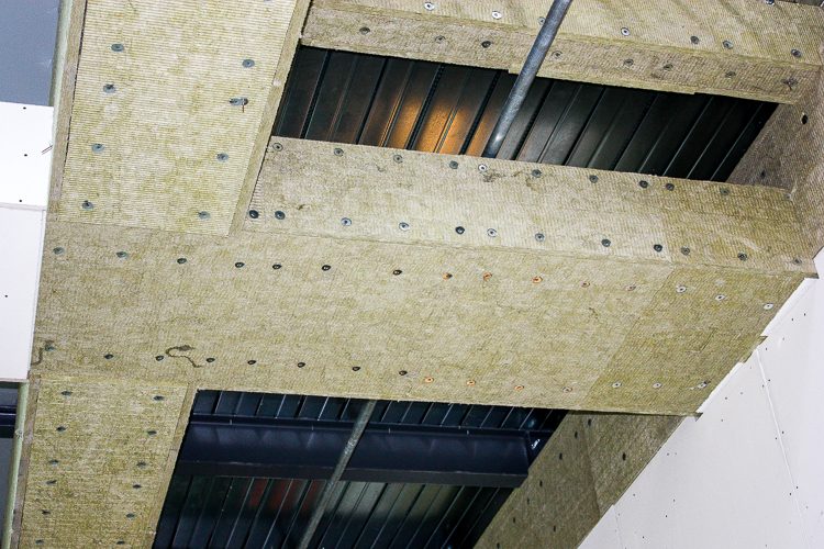 Teräspalkkien palosuojaus palosuojalevyillä välipohjassa